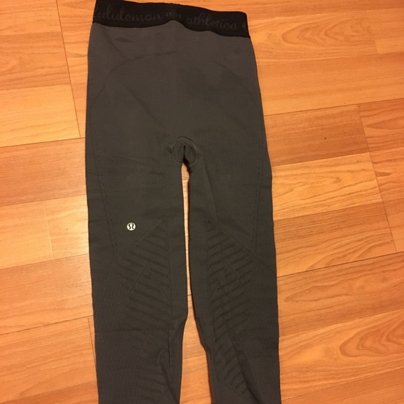 Gray lulu leggings with pretty cut outs - Picture 1 of 3